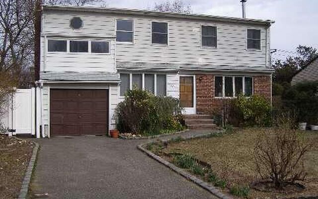 105 Dean St, Hicksville, NY 11801