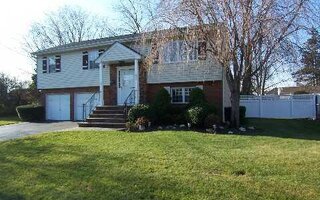 1054 N Fulton Ave, Lindenhurst, NY 11757