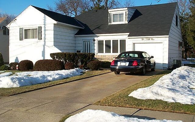 1055 Melissa Ln, North Bellmore, NY 11710 (House View)