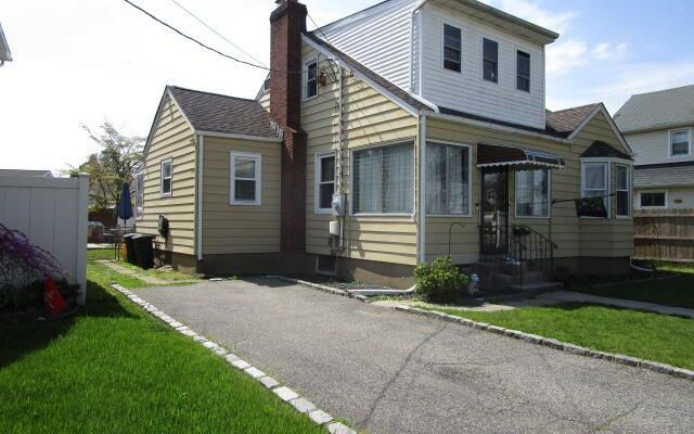 106 Halsey Ave, Hicksville, NY 11801