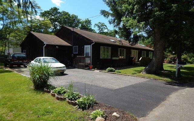 106 Magnolia Dr, Mastic Beach, NY 11951
