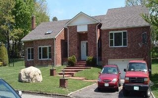 106 Woods Dr, Roslyn, NY 11576