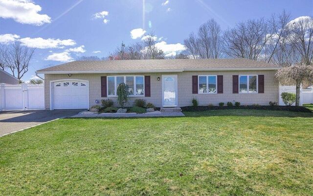 107 Glenmere Way, Holbrook, NY 11741