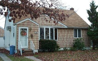 1087 Woodcliff Dr, Franklin Square, NY 11010