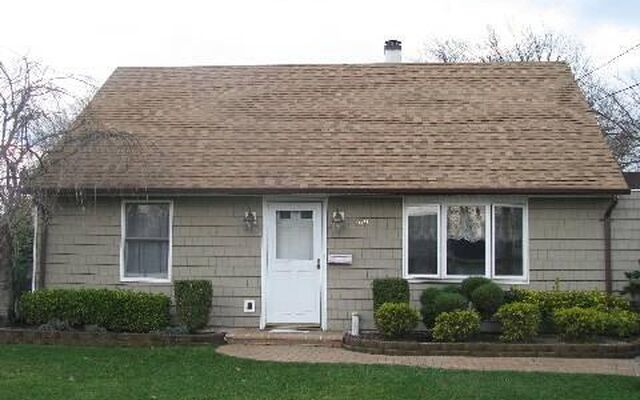 109 Arlyn Dr W, Massapequa, NY 11758