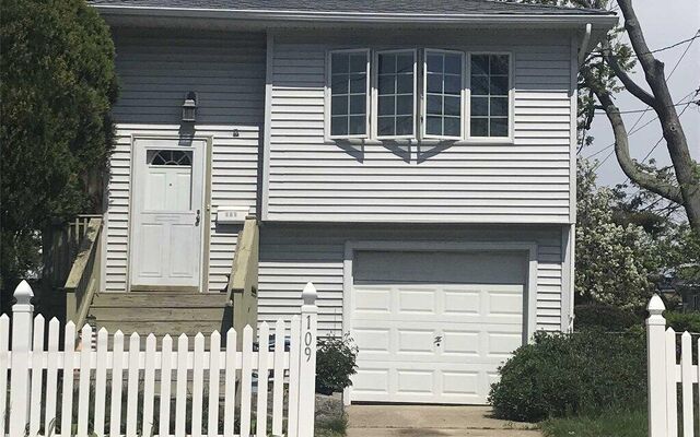 109 Buena Vista Blvd, Lindenhurst, NY 11757 (House View)