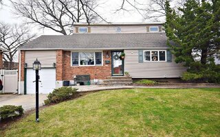 11 10th Ave, Farmingdale, NY 11735