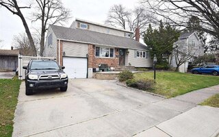 11 10th Ave, Farmingdale, NY 11735