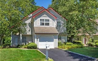 11 Turnberry Ct, Middle Island, NY 11953