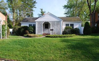 11 Alex Ln, Glen Cove, NY 11542