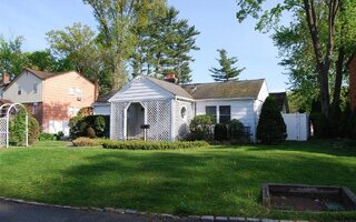 11 Alex Ln, Glen Cove, NY 11542