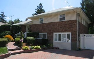 11 Berryhill Ln, Bethpage, NY 11714