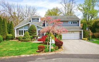 11 Bonnie Lynn Ct, Roslyn, NY 11576