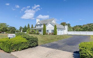 11 Christina Ln, Middle Island, NY 11953