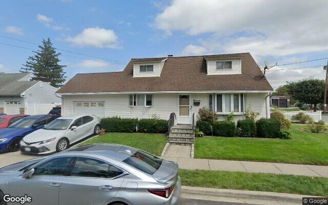 11 Crescent St, Hicksville, NY 11801