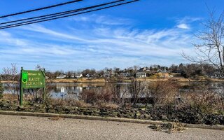 11 Eastland Dr, Glen Cove, NY 11542