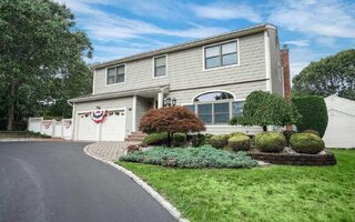 11 Lonni Ln, Smithtown, NY 11787