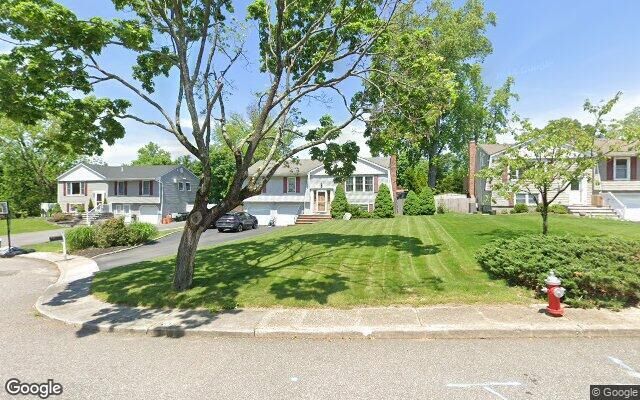 11 Phyllis Ct, Kings Park, NY 11754