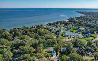 11 Rolling Hill Rd, Hampton Bays, NY 11946