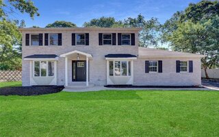 11 Tiffany Ct, Lake Grove, NY 11755