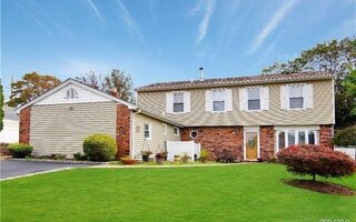11 Whitehall Ct, Holbrook, NY 11741