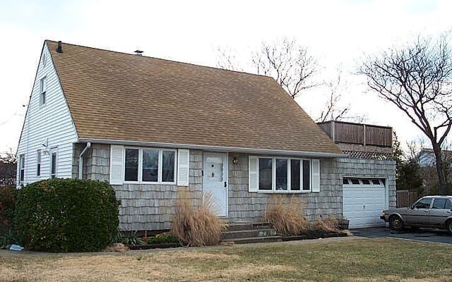 11 Woodcrest Rd, Hicksville, NY 11801