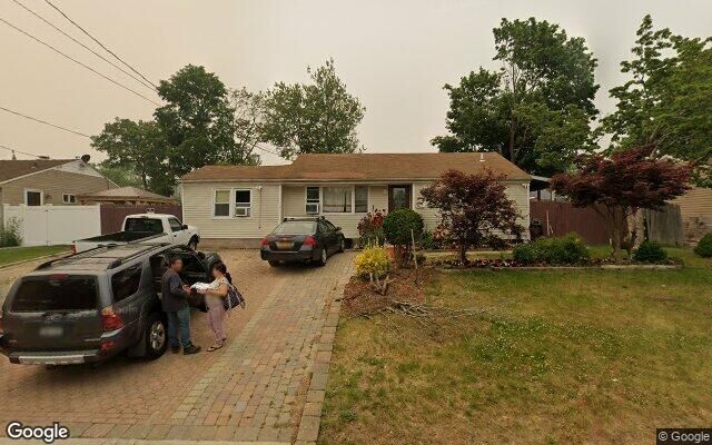 110 Westwood Dr, Brentwood, NY 11717