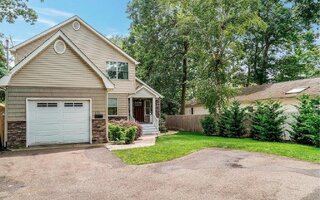 116 6th St, Saint James, NY 11780