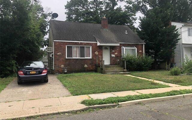 117 Casino St, Freeport, NY 11520