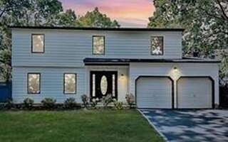 12 Chatham Woods Dr, Centereach, NY 11720