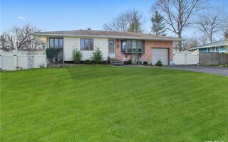 12 Donna Ln, Commack, NY 11725