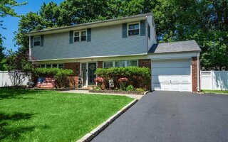 12 Dovecote Ln, Commack, NY 11725