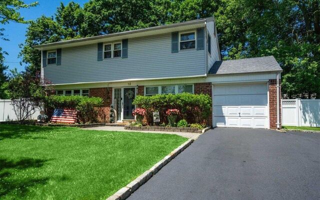 12 Dovecote Ln, Commack, NY 11725
