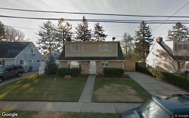 12 E Gate Ln, Copiague, NY 11726