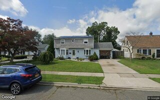 12 Elmtree Ln, Levittown, NY 11756