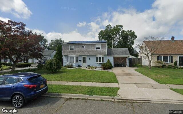 12 Elmtree Ln, Levittown, NY 11756