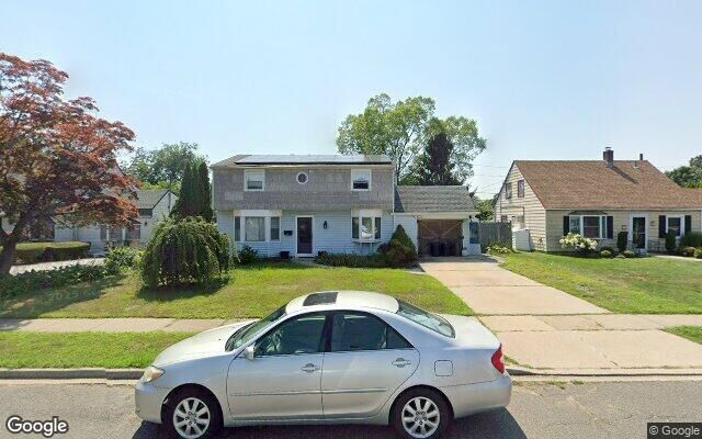 12 Elmtree Ln, Levittown, NY 11756