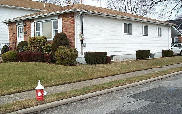 12 Grant Ave, Bethpage, NY 11714