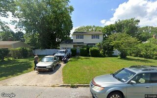 12 Greentree Dr, Oakdale, NY 11769