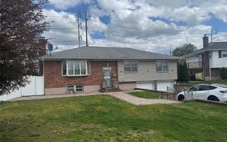 12 Hilton Ct, Hicksville, NY 11801