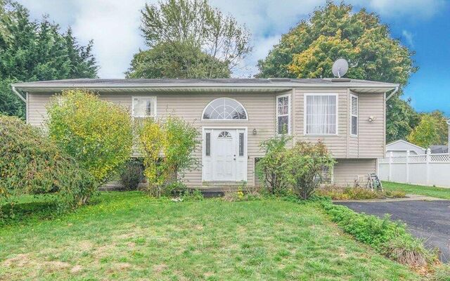 12 Lee Ave, Bay Shore, NY 11706