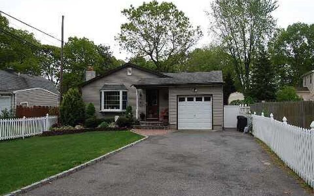 12 N 2nd St, Holbrook, NY 11741