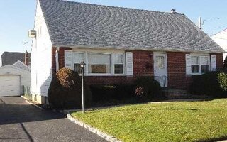12 Oak St, Hicksville, NY 11801