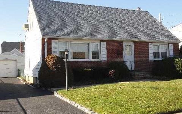 12 Oak St, Hicksville, NY 11801