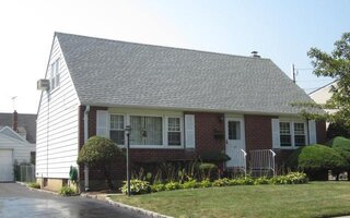 12 Oak St, Hicksville, NY 11801