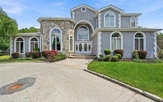 12 Phillips Ln, Lake Grove, NY 11755