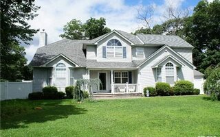 12 Pine Cone Ct, Moriches, NY 11955