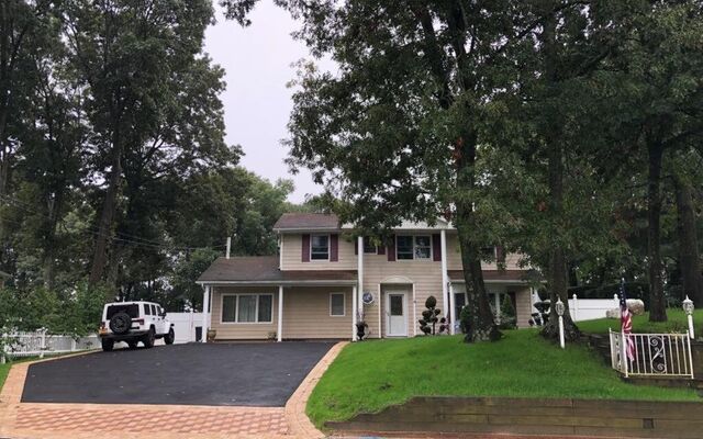 12 Pinedale Rd, Hauppauge, NY 11788