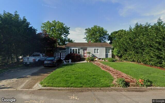 12 Rivera Ln, West Sayville, NY 11796