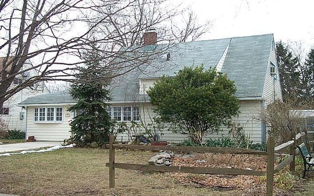 12 Wisteria Ln, Wantagh, NY 11793
